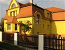 Budova mate�sk� �koly, kter� byla v roce 2010 komplexn� zrekonstruov�na a zateplena  je um�st�na ve st�edu obce s p�ilehlou, dostate�n� prostornou hrac� plochou pro d�ti. P�i vyu��v�n� d�tsk�ho h�i�t� se zam�stnanci, d�ti i rodi�e ��d� pokyny v provozn�m ��du d�tsk�ho h ...
