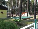 Dvout��dn� �kola je um�st�na v p��zemn� montovan� budov�, kter� byla postavena sv�pomoc� ob�an� m�sta v roce 1974. Nach�z� se v jedine�n�m prost�ed� zalesn�n� zahrady  o rozloze 3 000 m², mimo frekventovanou ��st Doks.Za��zen� je ��elov� vybaven�, technick� i mate ...